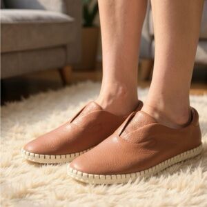 🎩🗝️NWOB $110 Brioso Sabina Brazilian Made Comfort Flats - 9.5